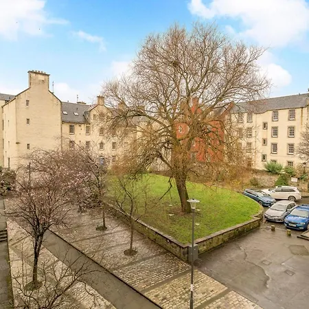 Charming Old Town 2 Bed Apt, 2Mins From Royal Mile Edinburgh Exterior photo